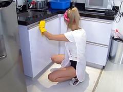 Une femme de ménage blonde sautée dans la cuisine